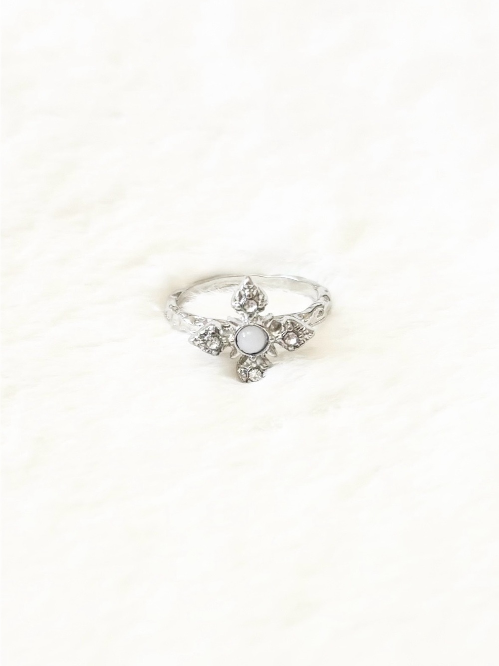 5/$15 🩷 MUST BUNDLE Delicate Silver Floral Cross Ring with Center Stone